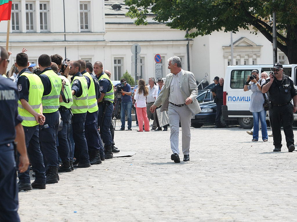 Протестиращи и контрапротестиращи около сградата на парламента. Те са разделени от  полицейски кордони, за да се избегнат сблъсъци.