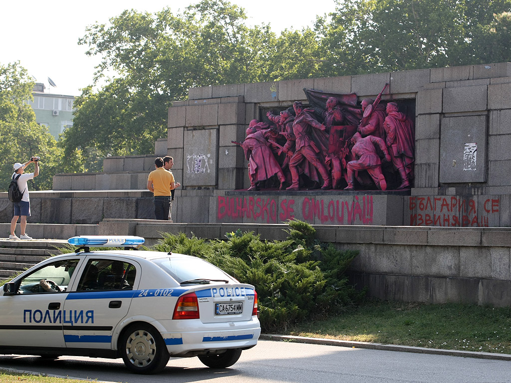 Оцветен в розово и с голям надпис на чешки език "България се извинява!!!" осъмна паметникът на Съветската армия в Борисовата градина.