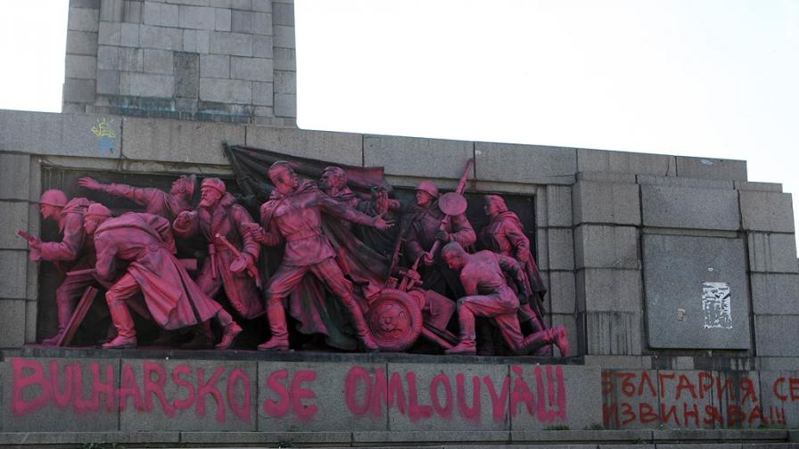 Фандъкова в Москва: Акциите по съветските паметници не са враждебни