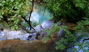 Скална маса затрупа туристи край Крушунските водопади
