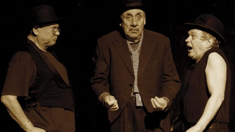 Марин Янев (в центъра), Стефан Мавродиев (д) и Илия Добрев в "Търси се стар клоун", спектакъл на Народния театър "Иван Вазов"