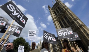 Демонстранти срещу военна намеса в Сирия се събраха пред парламента в Лондон
