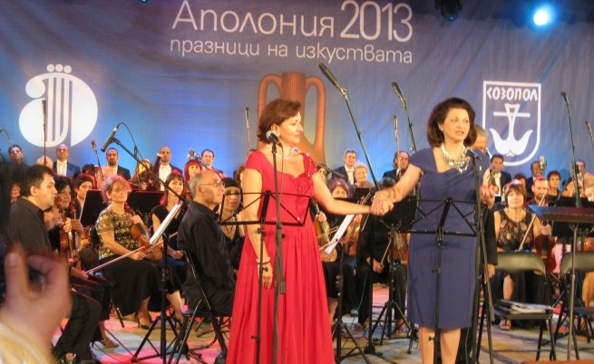Красимира Стоянова получава наградата Аполон Токсофорос от артистичния директор на "Аполония" Маргарита Димитрова
