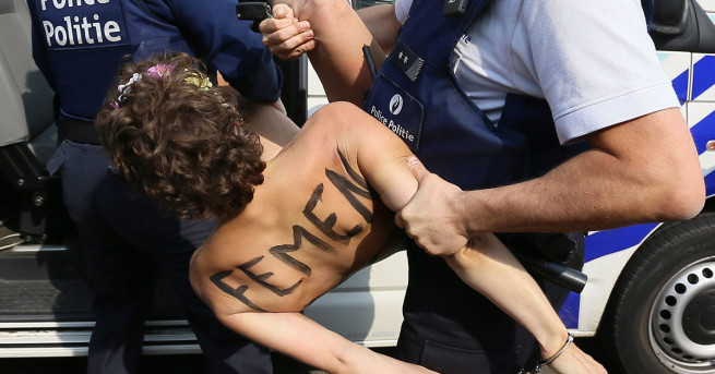 Гола до кръста активистка на феминистката организация Фемен се опита