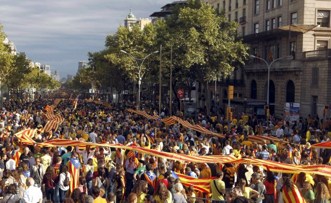 400 км жива верига от хиляди хора на протест в Каталония