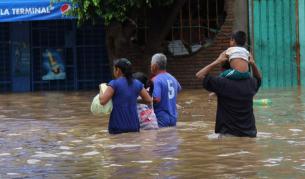 Тропическата буря Мануел донесе проливни дъждове и причини
големи щети по западното тихоокеанско крайбрежие на Мексико