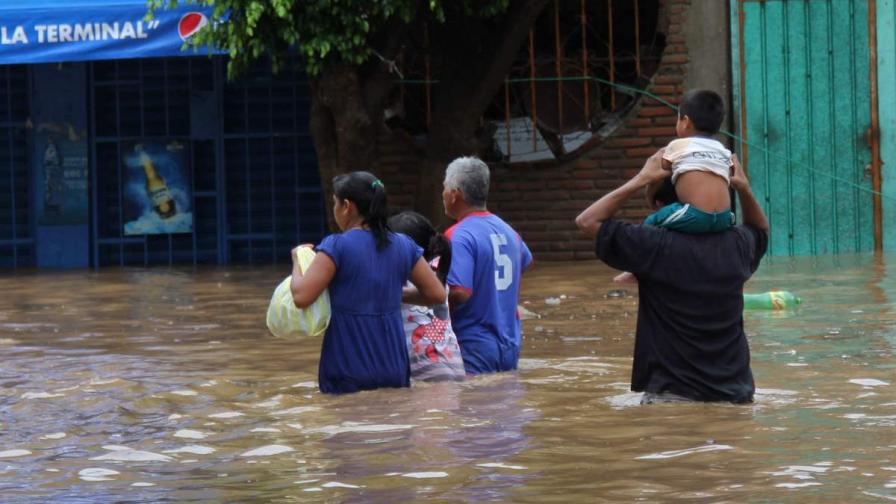 Тропическата буря Мануел донесе проливни дъждове и причини
големи щети по западното тихоокеанско крайбрежие на Мексико