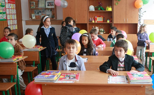 В първи клас в България: Как се купува, продава и пише есемес