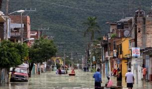 Жертвите на наводненията в Мексико вече са над 100