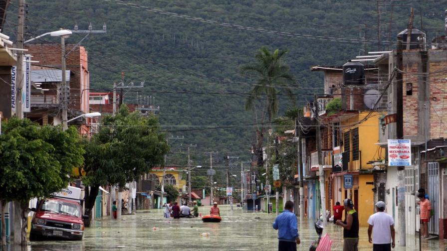 Жертвите на наводненията в Мексико вече са над 100