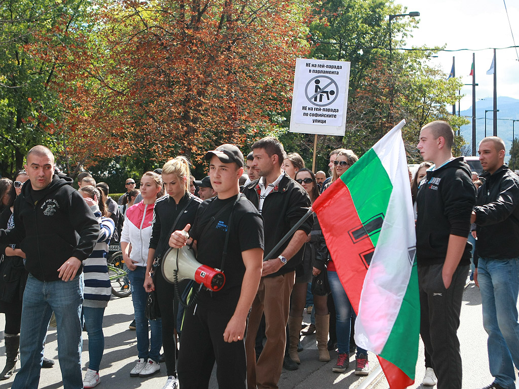 Анти-гей и гей парад в София