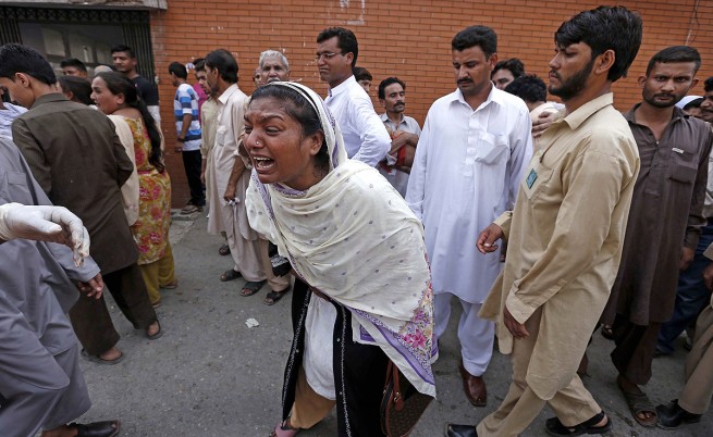 81 души бяха убити при нападение над църква в Пакистан