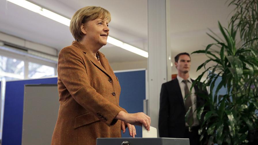 Ангела Меркел печели трети канцлерски мандат