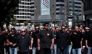 Бивши служители на Общинската полиция в Атина, извършват символично погребение на службата, от която са били съкратени
