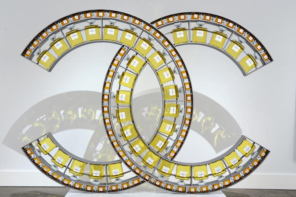  Карл Лагерфелд показа новата сбирка на Chanel за пролет/лято 2014 по време на Седмицата на модата в Париж. Според него новите модели съчетават класическия контур на Chanel с десетките цветове на калейдоскопа, с цел да изградят съвършения синхрон сред класиката и младежкото лъчение. 
