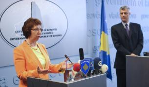 Катрин Аштън и Хашим Тачи