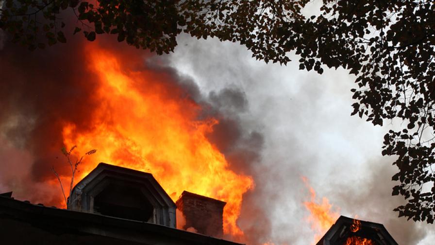 Голяма пожар избухна в дърводелски цех до Крън