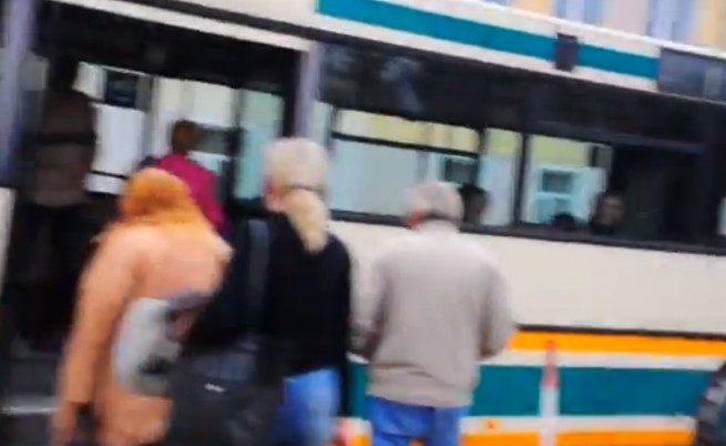 Автобуси от провинцията срещу студентите