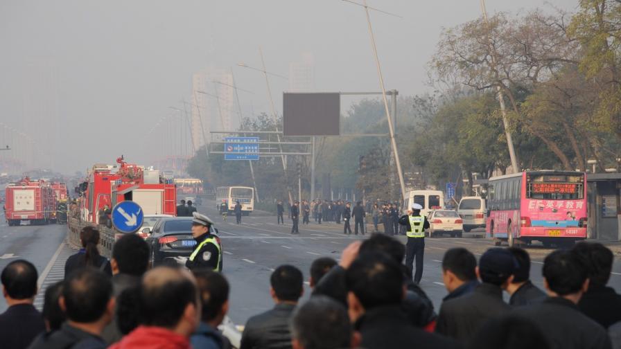 Китай: Взрив пред регионална централа на компартията