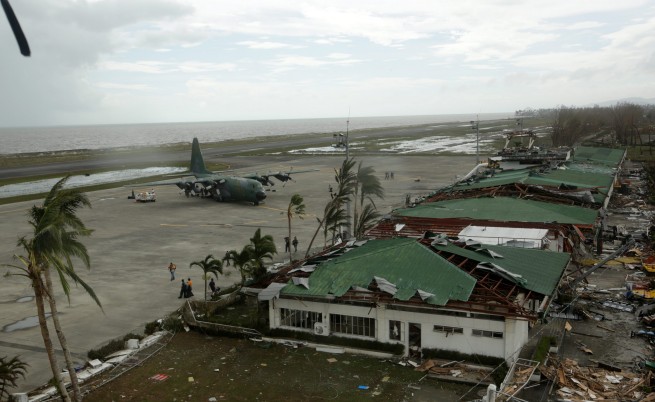Тайфунът Хайян е убил най-малко 1200 души