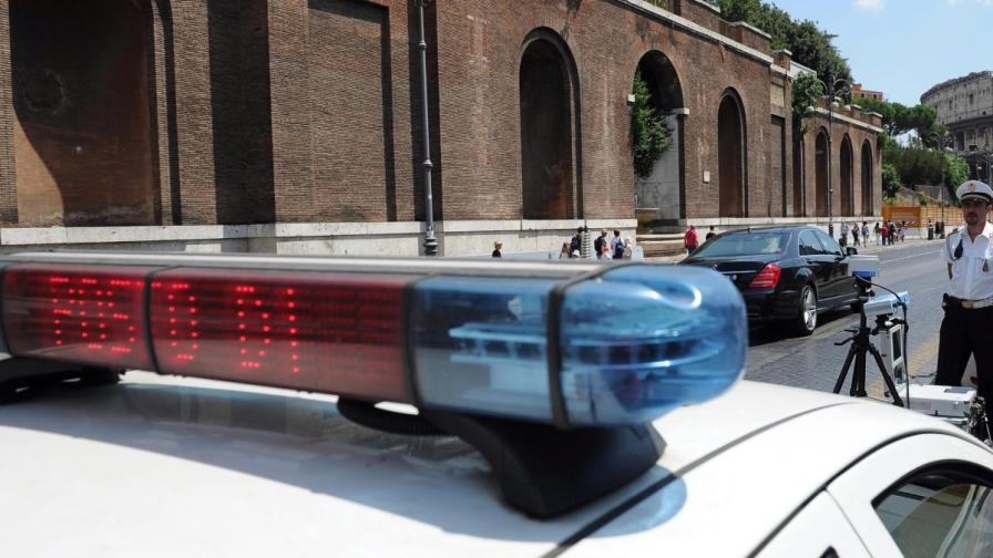 Българка кара "Ягуар" с 200 км/ч в Италия, помля полицаи след гонка