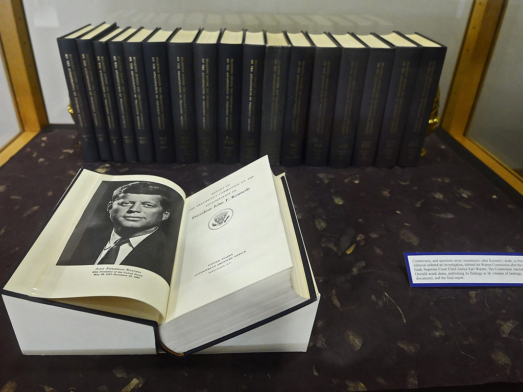 На 22 ноември 1963 г. президентът на САЩ Джон Ф. Кенеди е смъртоносно прострелян, докато кортежът му минава по "Дийли плаза" в Далас, щата Тексас. 

За убийството му е обвинен Лий Харви Осуалд. Два дни след убийството на Кенеди обаче е застрелян и самият Осуалд. 

Убиецът му - Джак Руби, е осъден на смърт. Руби обжалва наказанието си, но докато чака ново разглеждане на делото, се разболява от рак на белите дробове. Умира в затвора на 3 януари 1967 г.