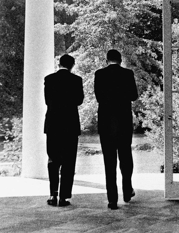 На 22 ноември 1963 г. президентът на САЩ Джон Ф. Кенеди е смъртоносно прострелян, докато кортежът му минава по "Дийли плаза" в Далас, щата Тексас. 

За убийството му е обвинен Лий Харви Осуалд. Два дни след убийството на Кенеди обаче е застрелян и самият Осуалд. 

Убиецът му - Джак Руби, е осъден на смърт. Руби обжалва наказанието си, но докато чака ново разглеждане на делото, се разболява от рак на белите дробове. Умира в затвора на 3 януари 1967 г.