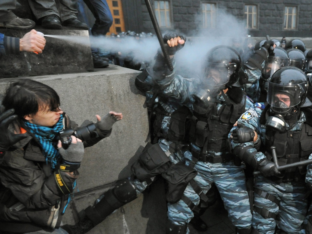 Сблъсъци избухнаха в Киев по време на проевропейска демонстрация в неделя. Хиляди протестиращи се опитаха да нахлуят в централата на правителството и бяха прогонени от полицията със сълзотворен газ