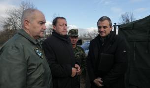 Министрите Цветлин Йовчев и Ангел Найденов и началникът на отбраната генерал Симеон Симеонов инспектираха изпълнението на задачите през първия етап от операцията на Сухопътните войски "Съвместни усилия – 2013 г.". Те провериха гранично съоръжение, което не позволява преминаването на нелегални емигранти през българо-турската граница