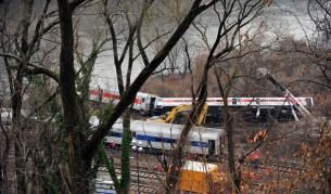 Влакът в Бронкс се е движел с прекалено висока скорост