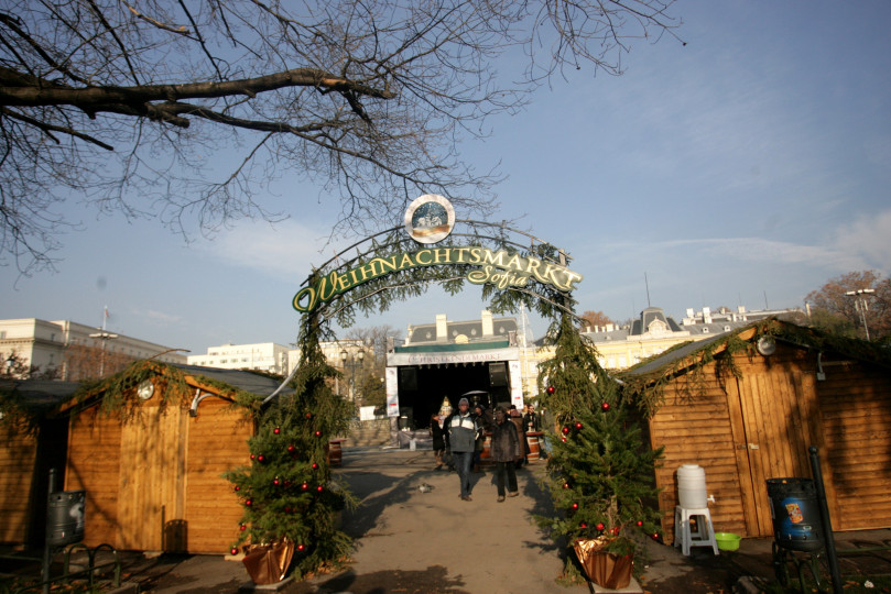 Коледният базар в София - снимка 21