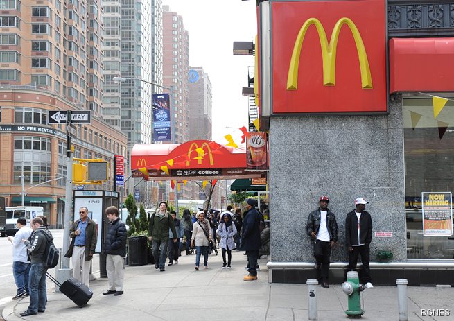 <p><strong>Униформи на McDonald&#39;s</strong> - Но, разбира се, не само правителствените агенции се възползват от евтината работна ръка на американската затворническа система. Други гиганти като McDonald&#39;s косвено се възползват от работниците в Орегон, за да шият униформи за собствените си нископлатени служители.</p>
