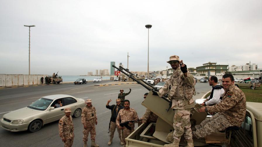 Либийски войници по улиците на Триполи