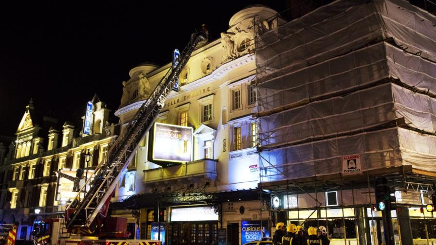 Десетки пострадали при срутване в лондонски театър