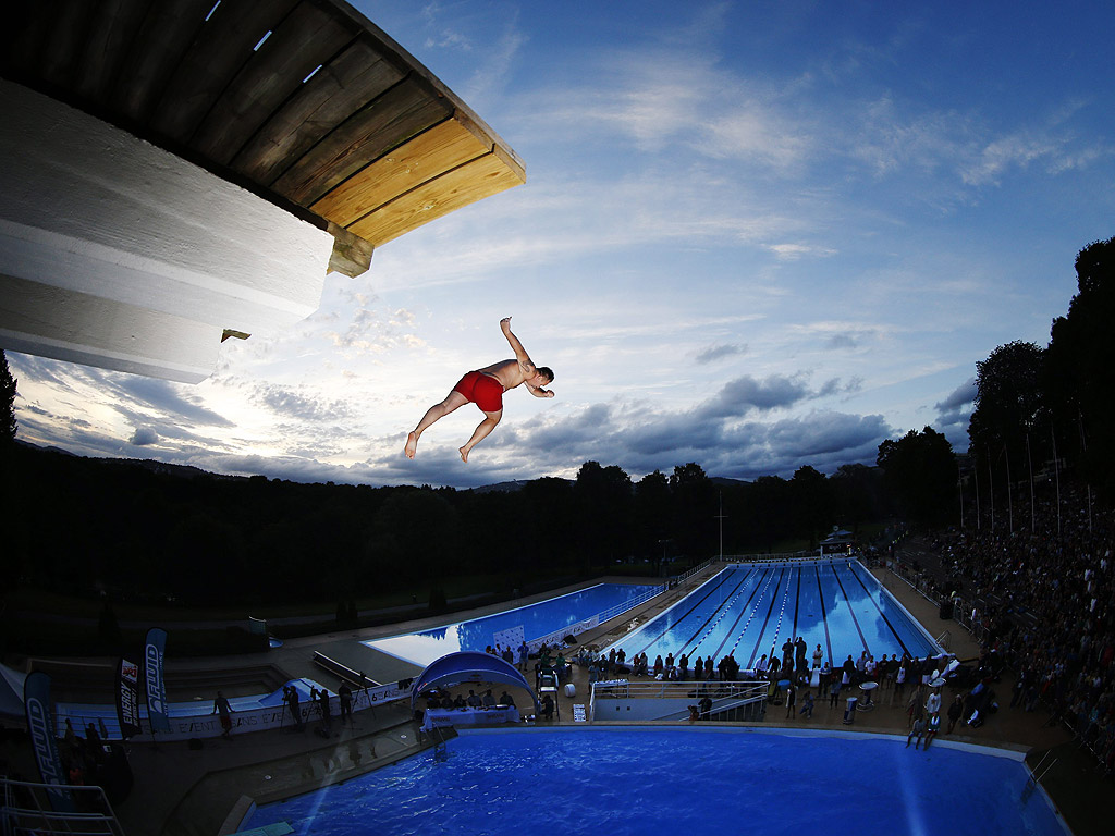 Плувец скача от 10 метра височина по време на състезание по скокове във вода в Осло, Норвегия, на 17 август.