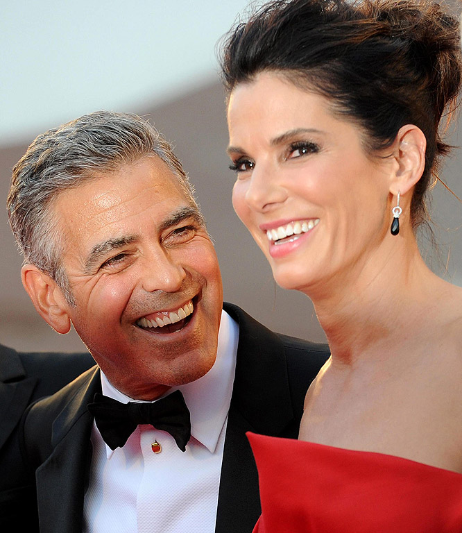 Американските актьори Сандра Бълок и Джордж Клуни пристигат на премиерата на „Гравитация“ на филмовия фестивал във Венеция, Италия, на 28 август 2013 г.