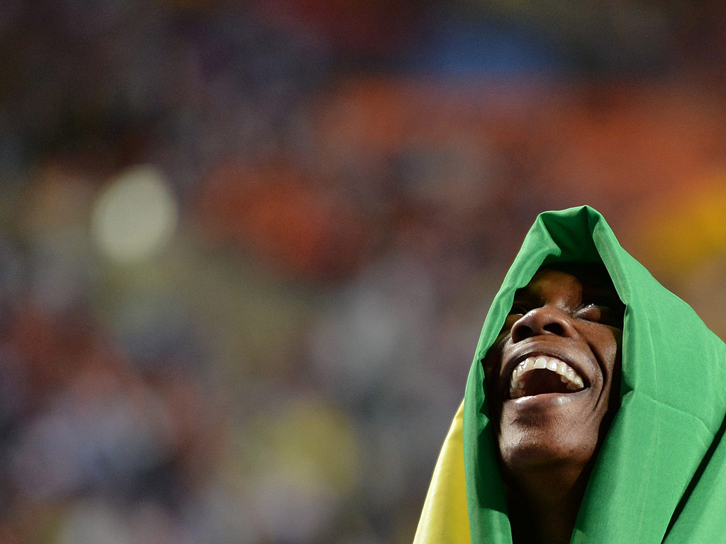 Шели-Ан Фрейзър-Прайс от Ямайка празнува, след като спечели женския финал на 100 метра на Световното първенство в Москва, Русия, 12 Август 2013 година