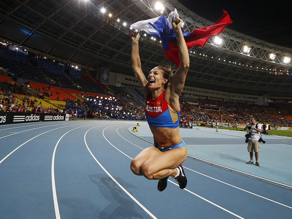 Руската лекоатлетка Йелена Исинбаева се радва след победата си в дисциплината 'овчарски скок' по време на Световното първенство по лека атлетика в Москва на 13 август.