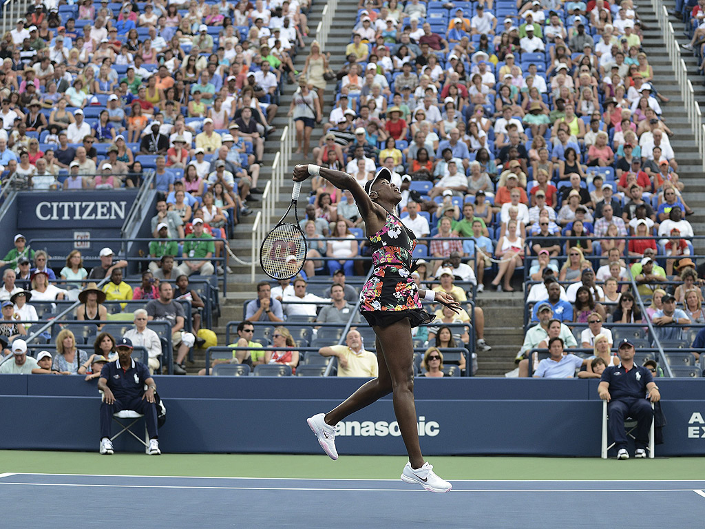 Винъс Уилямс от САЩ отиграва топка на Джън Дзие от Китай по време на техен мач от третия ден на Откритото първенство на САЩ по тенис в Ню Йорк на 28 август.