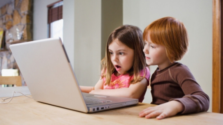дете деца компютър лаптоп интернет