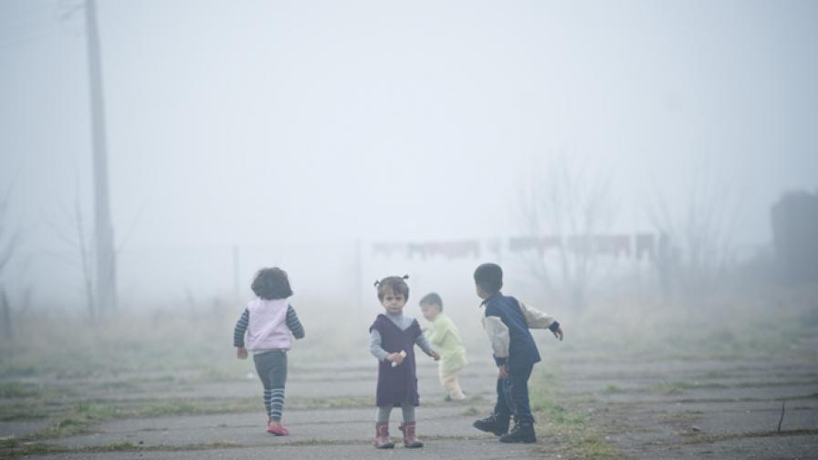 Деца играят в бежанския лагер във "Враждебна"